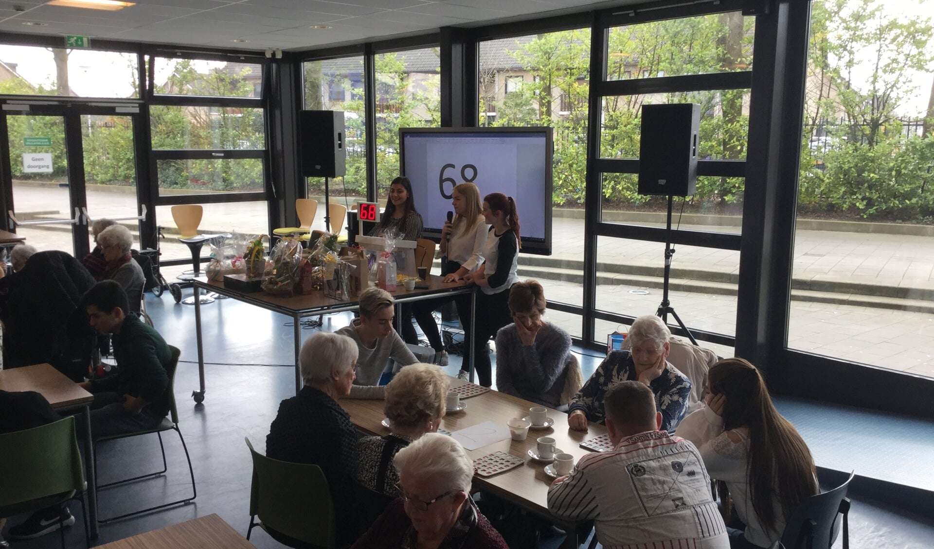 Een geslaagde bingo middag georganiseerd door de leerlingen van de KSE Etten-Leur voor de ouderen van Avoord. FOTO MONIQUE BROEREN