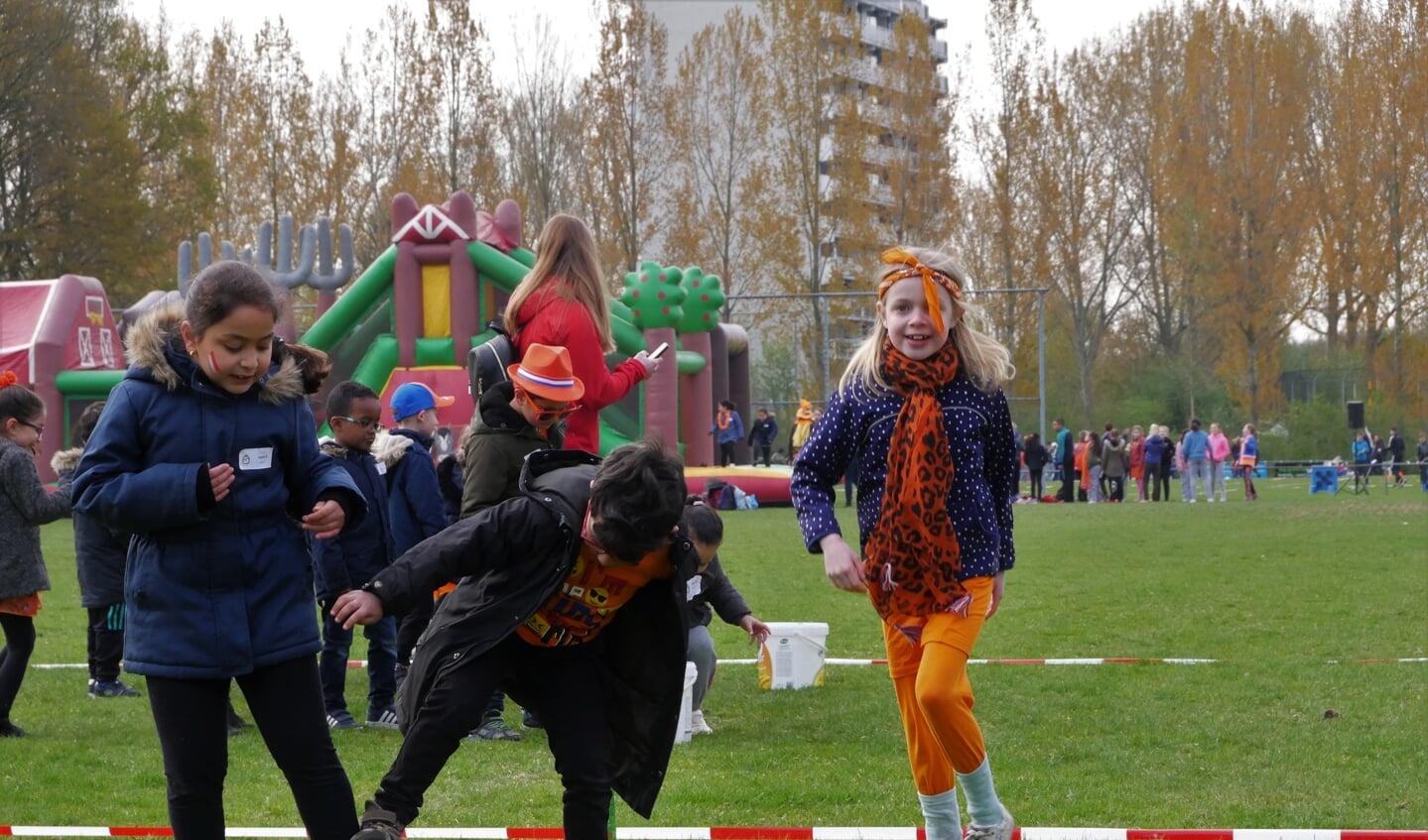 Kinderen van de Fontein (Kameelstraat), Weilust en de Tweesprong in actie tijdens de Koningsspelen.