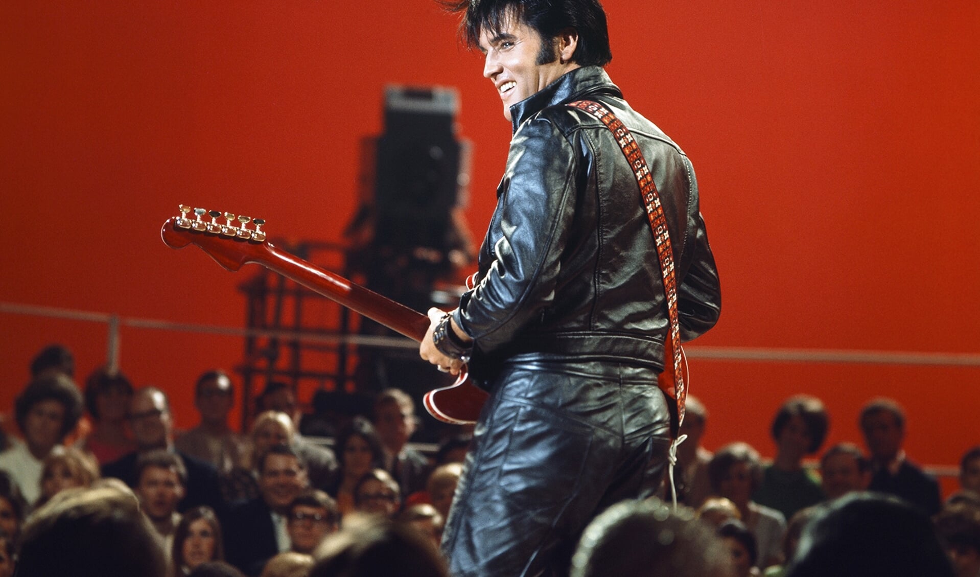 Elvis in zijn zwart lederen pak, 1968. FOTO ARCHIEF NEDERLANDSE ELVIS PRESLEY FANCLUB