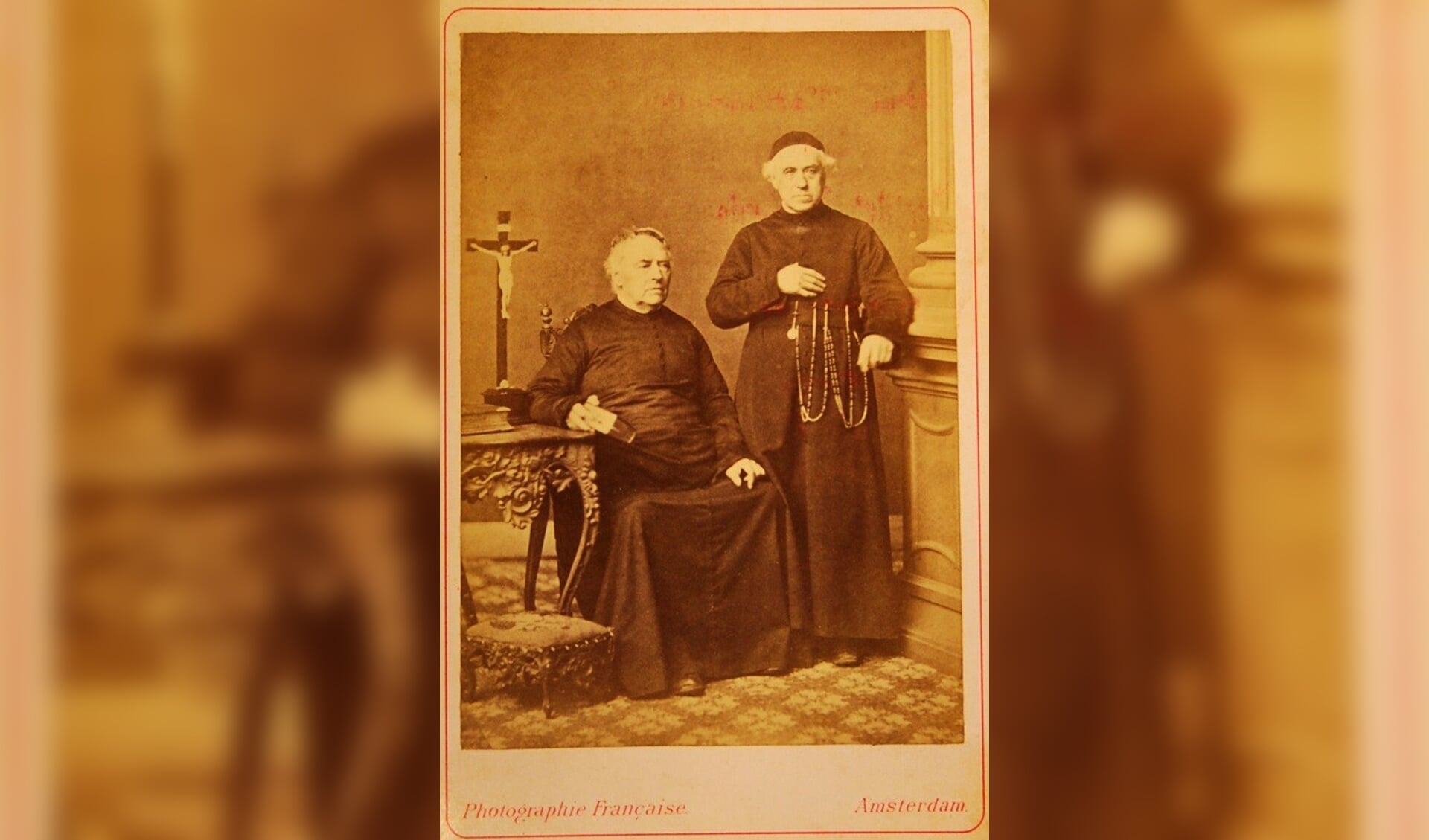 Pastoor Hellemons (links) en Vader Vincentius.