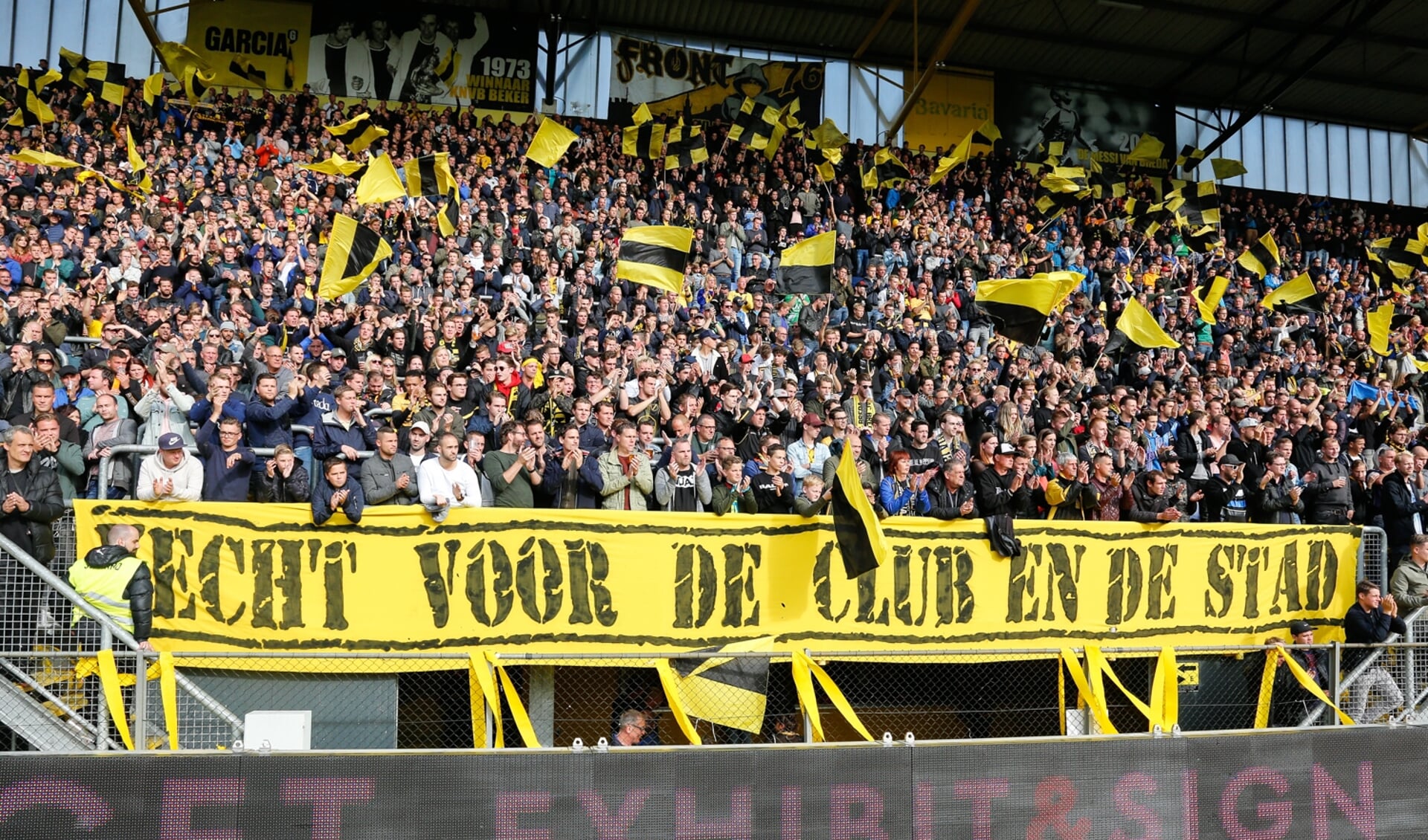 De FC Emmen-fans worden vrijdag ontvangen door 19.000 NAC-supporters.