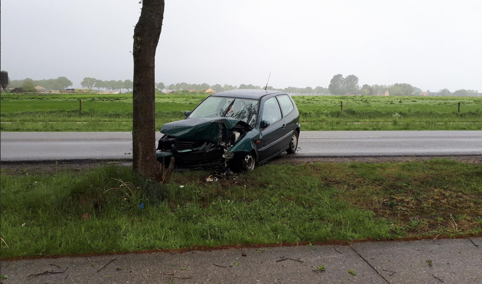 De auto is zwaar beschadigd.  Foto: Wijkagent Henk Dekkers