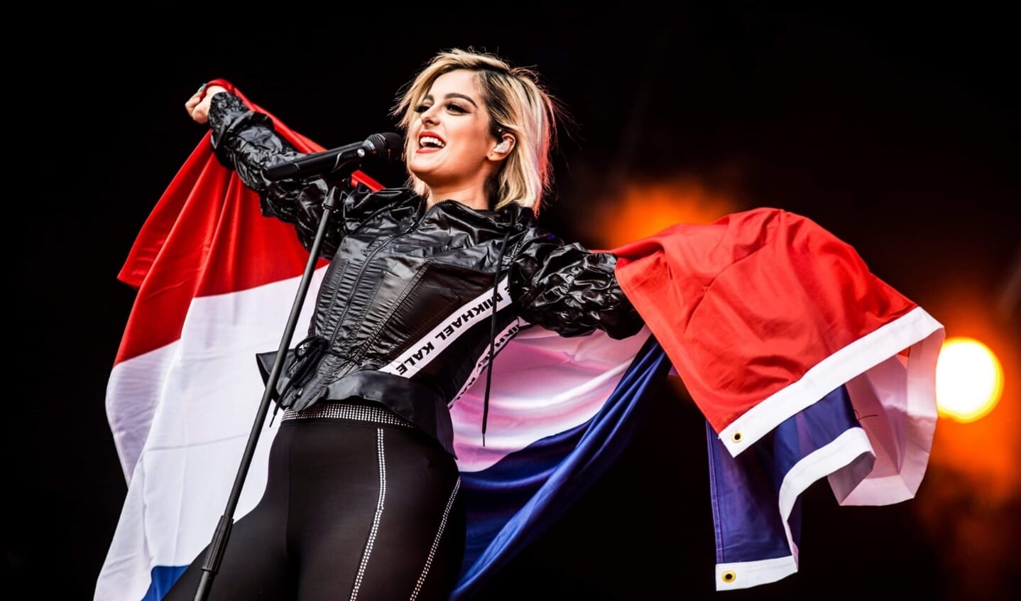 De Amerikaanse zangeres Bebe Rexha met de Nederlandse vlag tijdens haar optreden. 