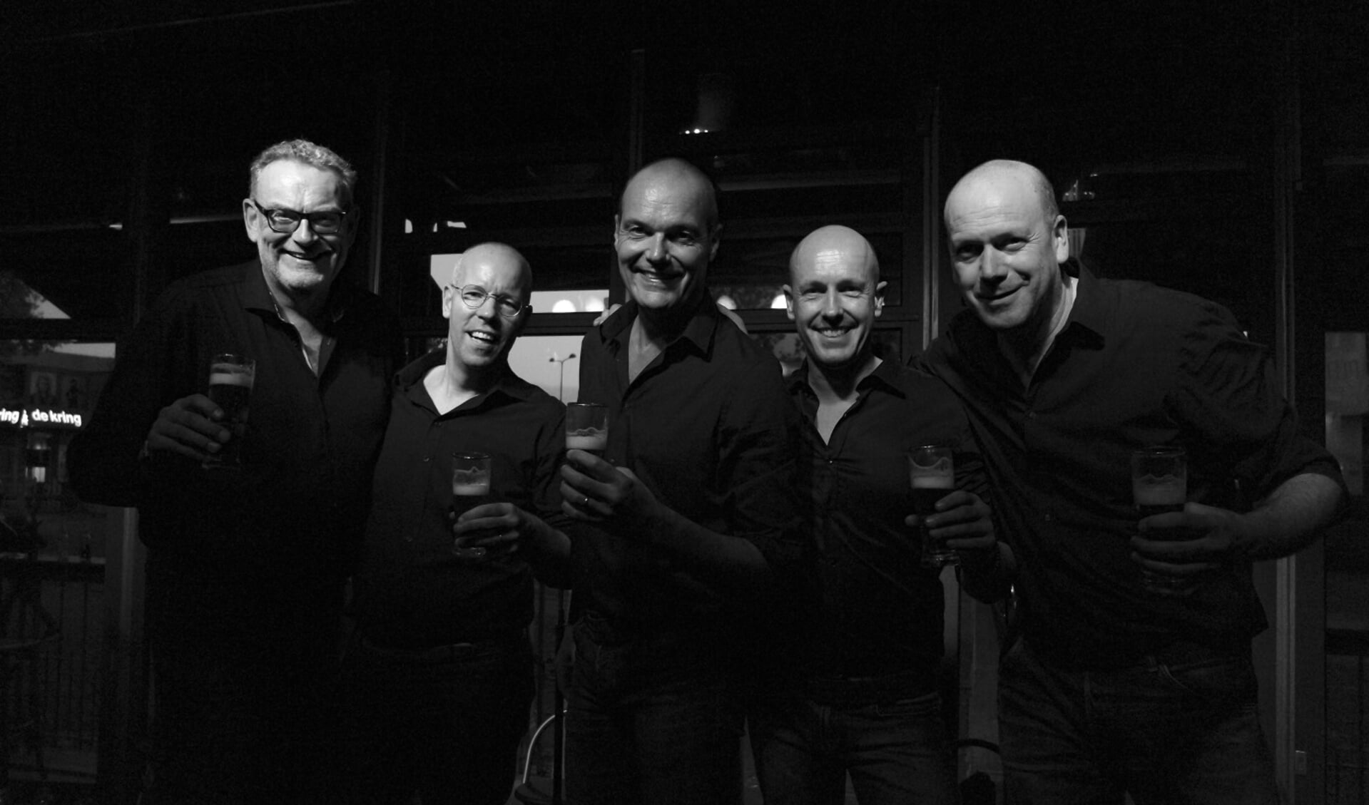 vlnr: Peter Schellingerhout, Erwin Brouwers, Dion van den Luitgaarden, Stephan Verschuur, Hans Brandt na het vorige optreden in de Moriaan.
