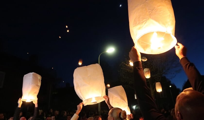 Zoon Ramon laat een wensballon voor Ger van Zundert op.