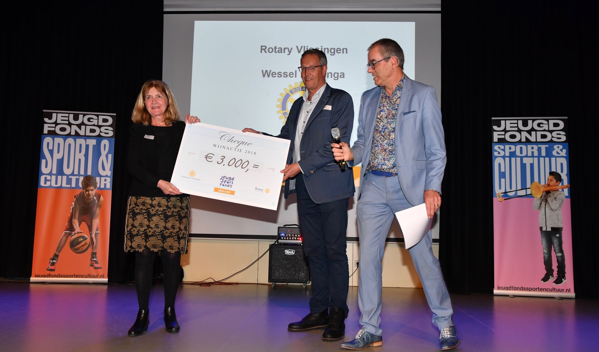 Oud-voorzitter Jan Kees Mol van de Rotaryclub Vlissingen overhandigt de cheque aan Anja de Groene van het Jeugdfonds Sport & Cultuur Zeeland. FOTO CO COPPOOLSE