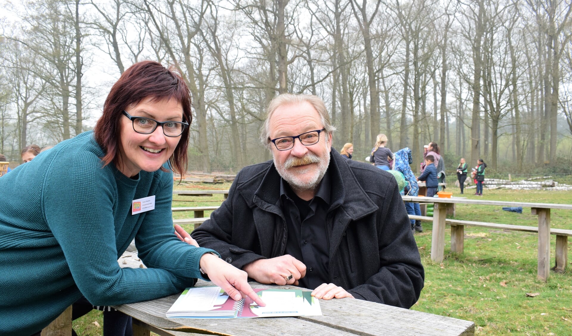 Petra Wevers toont wethouder Kees van Aert het 50-dingen-boekje. FOTO STELLA MARIJNISSEN