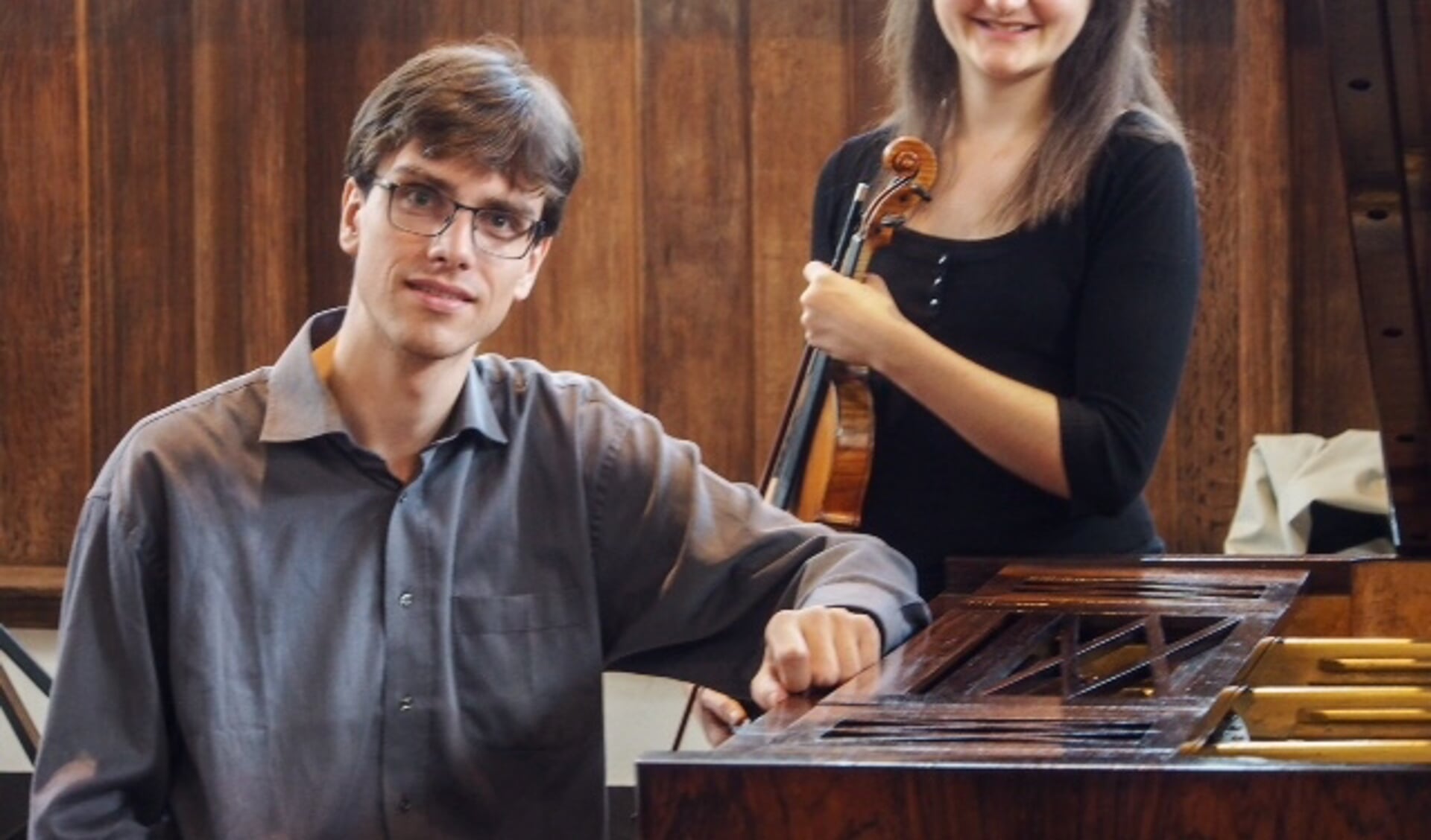 Violiste Elise Besemer en pianist Laurens de Man geven een concert in Tholen.