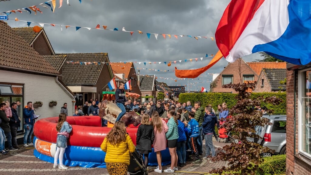 Een eerdere Koningsdag in Oostdijk.