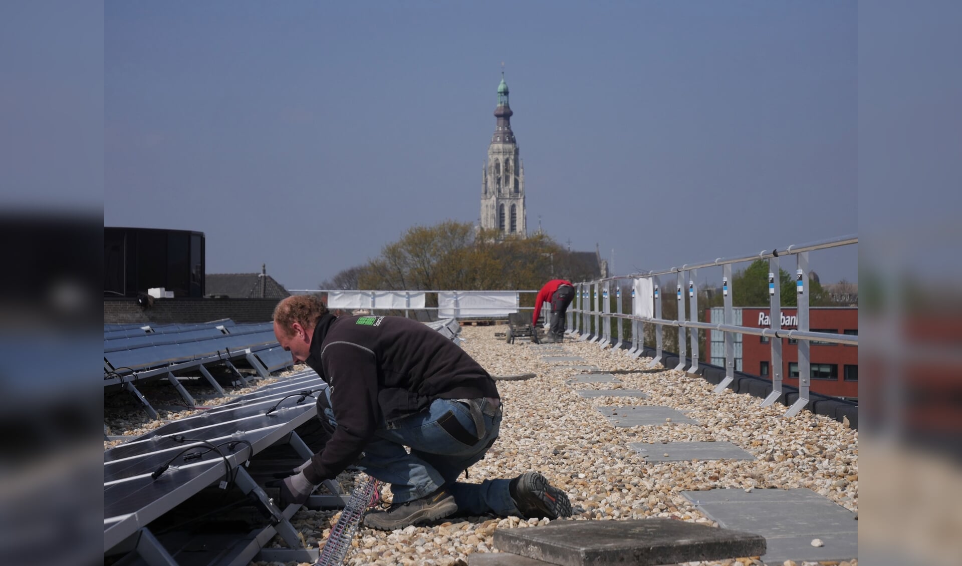 Op het dak van het Stadskantoor aan de Claudius Prinsenlaan zijn nog eens 420 zonnepanelen gemonteerd.