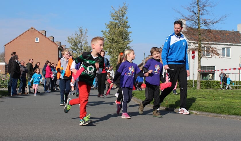 Zacht lopende en fanatiek hard lopende kinderen uit groep 3 en 4 zetten hun beste beentje voor.