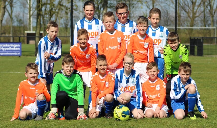 Hansweertse Boys JO10-1 en Apollo'69 ('s-Gravenpolder) op de gezamenlijke teamfoto. FOTO F. VAN PAGEE