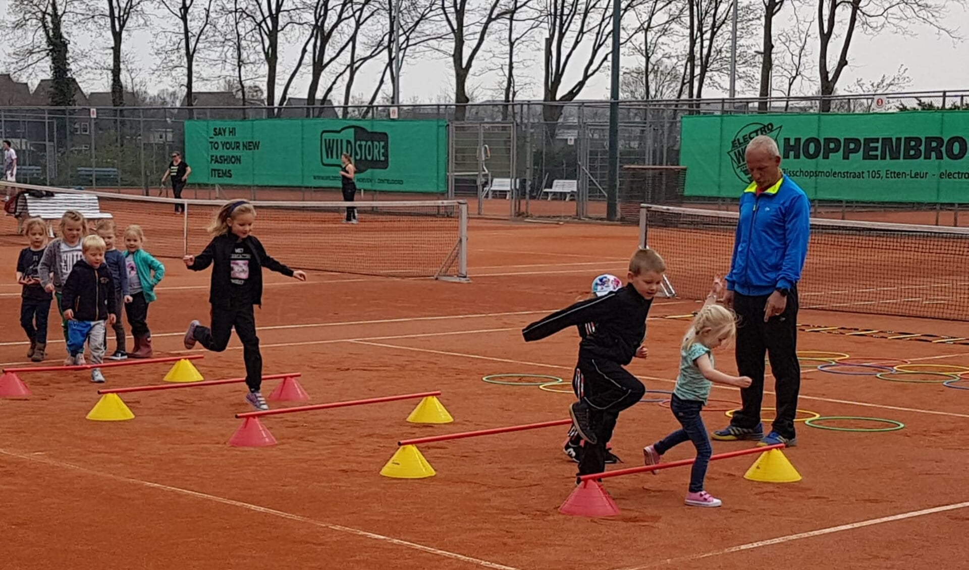 Spelenderwijs maken kinderen kennis met het tennisspel bij TC Pagnevaart in Hoeven. FOTO ARJAN BRUGEL