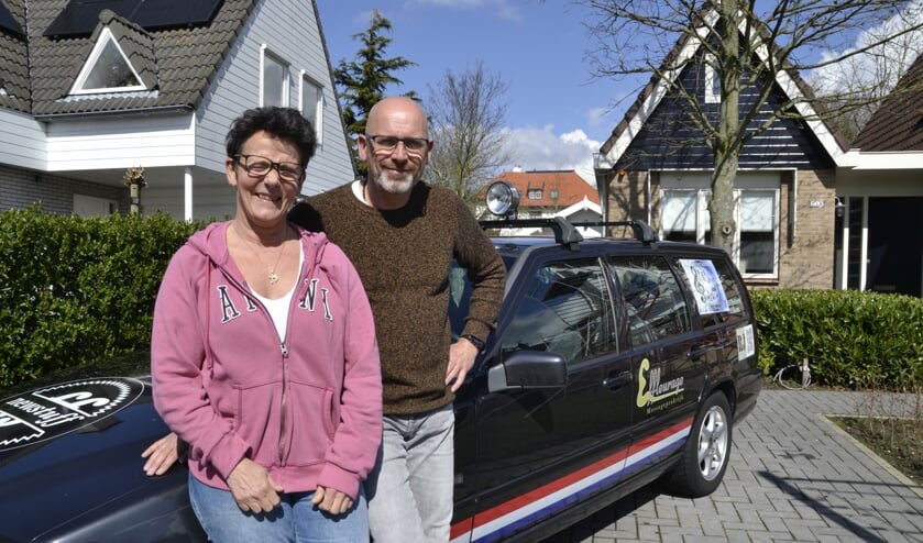 Dolores en Kees samen met hun 'rammelbak' de Volvo V70 uit 1988. FOTO REMKO VERMUNT