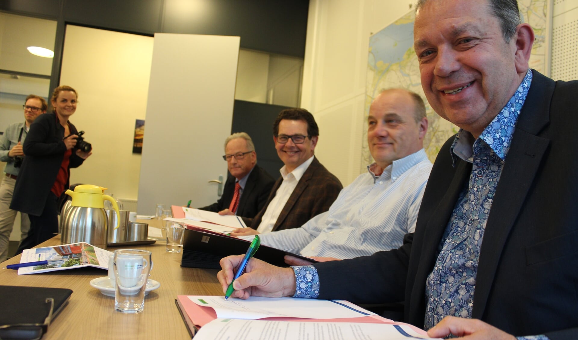 Het nieuwe coalitieakkoord Aan de slag! 2019-2022 wordt ondertekend door Volkspartij, Gewoon Lokaal! en CDA