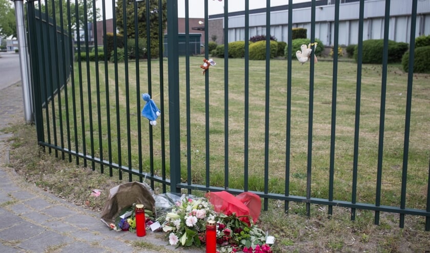 Bloemen en beertjes op plek van het dodelijk ongeval in Vosdonk.