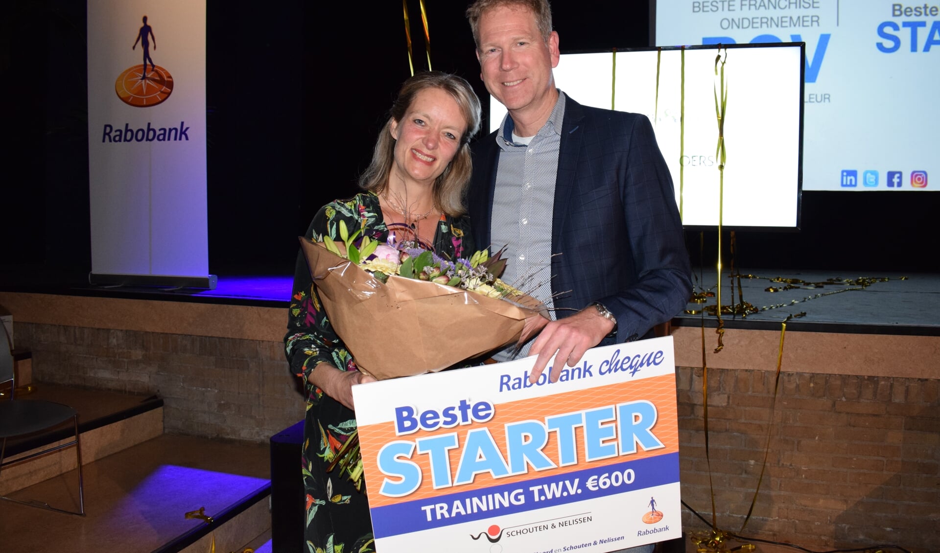 Vivian van Wordragen van Via Viv ontvangt Beste Starter prijs uit handen van Rabobank directeur bedrijven Marco Goovers. FOTO STELLA MARIJNISSEN