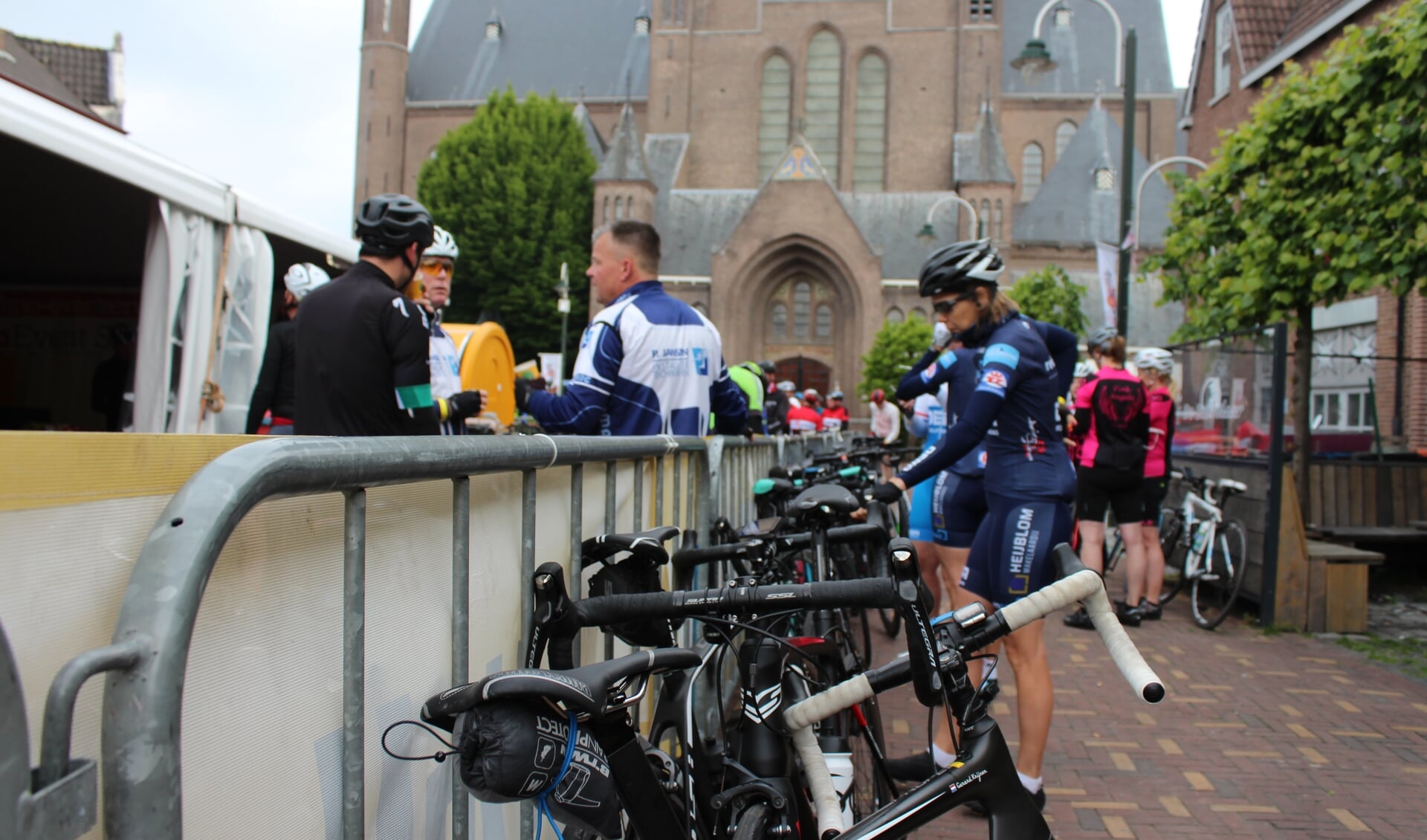Tientallen fietsen van renners staan gereed om bij de 9e editie van de KMC actief ingezet te worden.