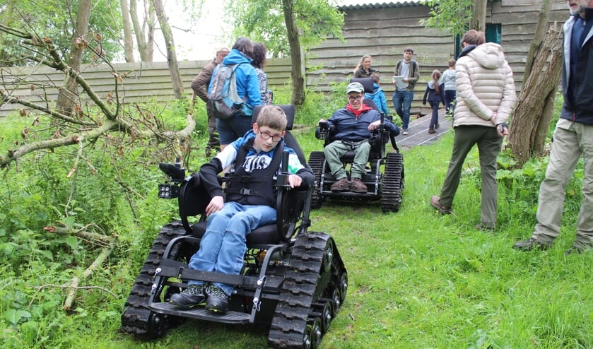 Falco Burke en Thijmen Schulenklopper testen de off road roelstoelen die uniek zijn voor groene woeste gebieden.