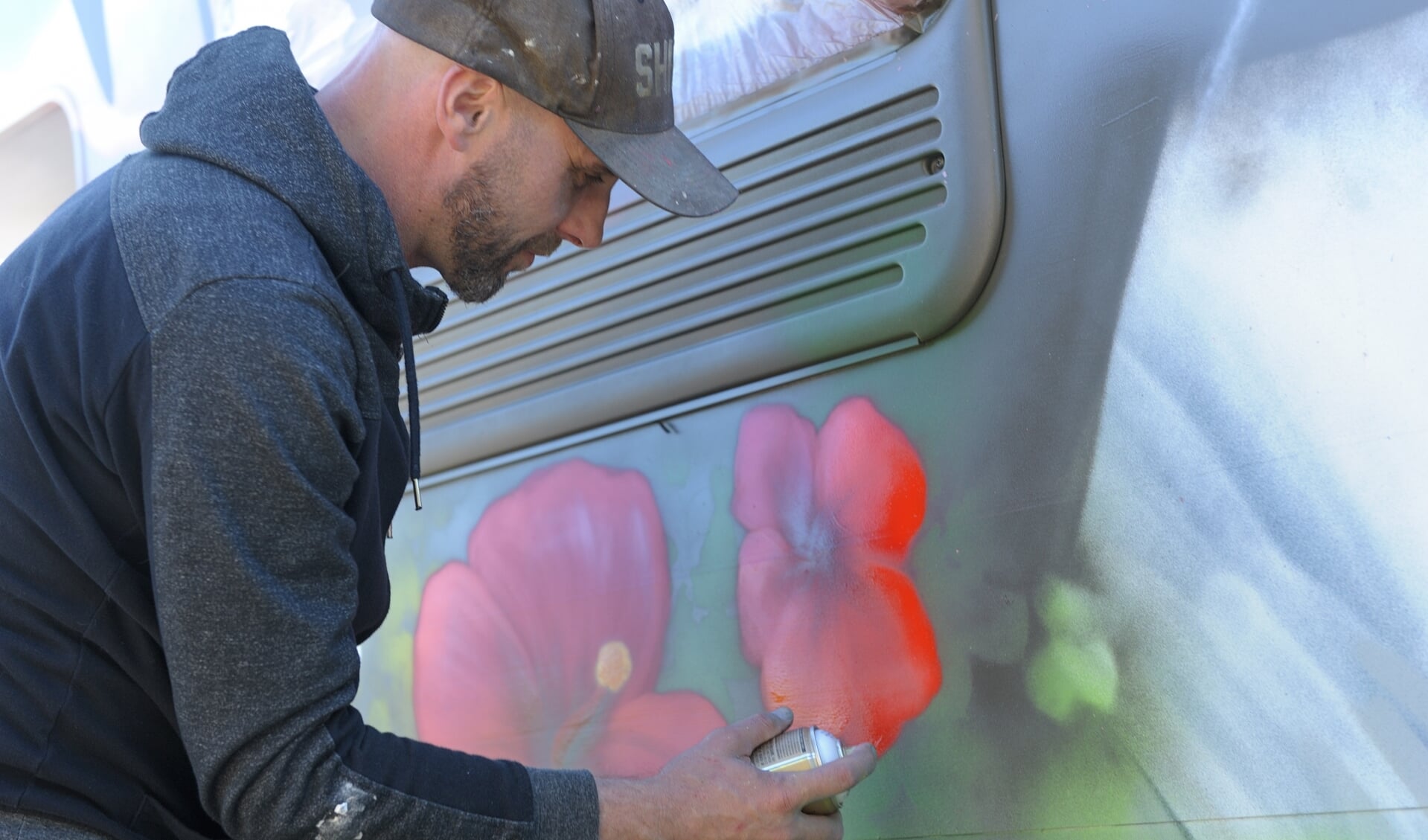 Martijn Prins tovert een caravan om tot graffiti-kunstwerk.