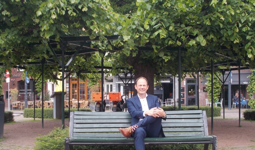 Oud-wethouder Jan Paantjens voor de Moeierboom.