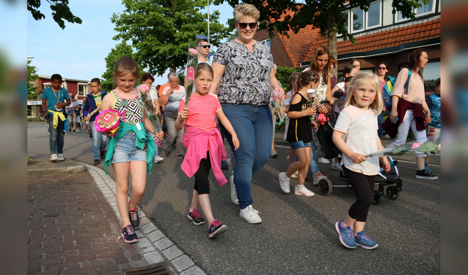 De deelnemers van de Avondvierdaagse in Kruiningen zijn feestelijk onthaald.