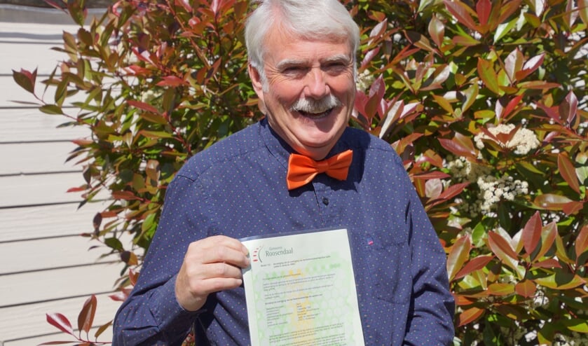 Jim Davis verwierf officieel zijn Nederlandse nationaliteit middels het afleggen van de eed en het ontvangen van de schriftelijke bevestiging. FOTO RENÉ BRUIJNINCX