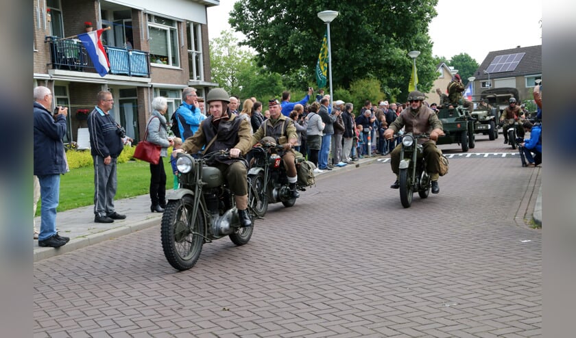 Het defilé met militaire voertuigen door Kapelle.