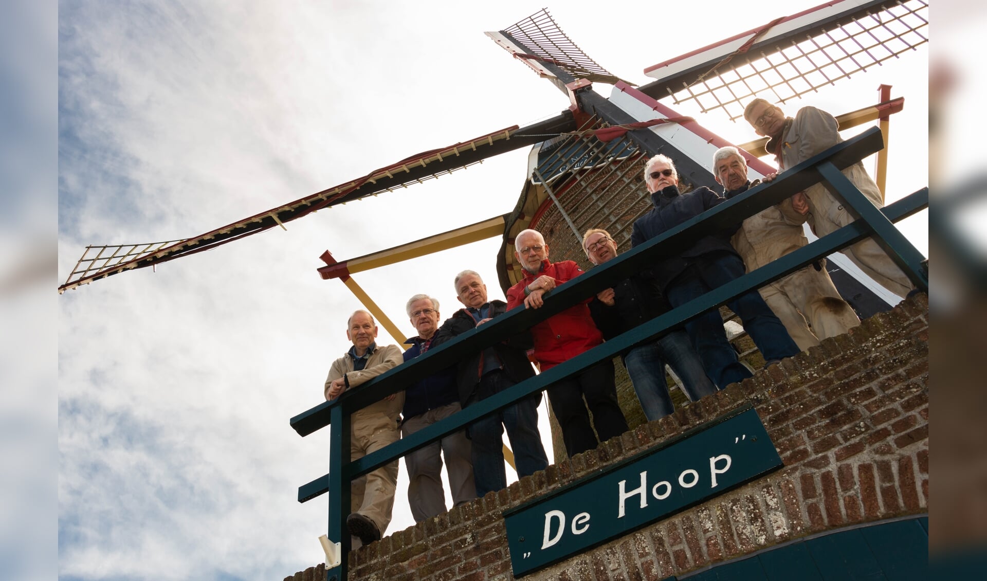 Molen ‘De Hoop’ met molenaars, vrijwilligers Beleef Sprundel en Molenstichting met in het rood de voorzitter Jan van den Broek en schilder Daniel de Bruijn (met zonnebril). 