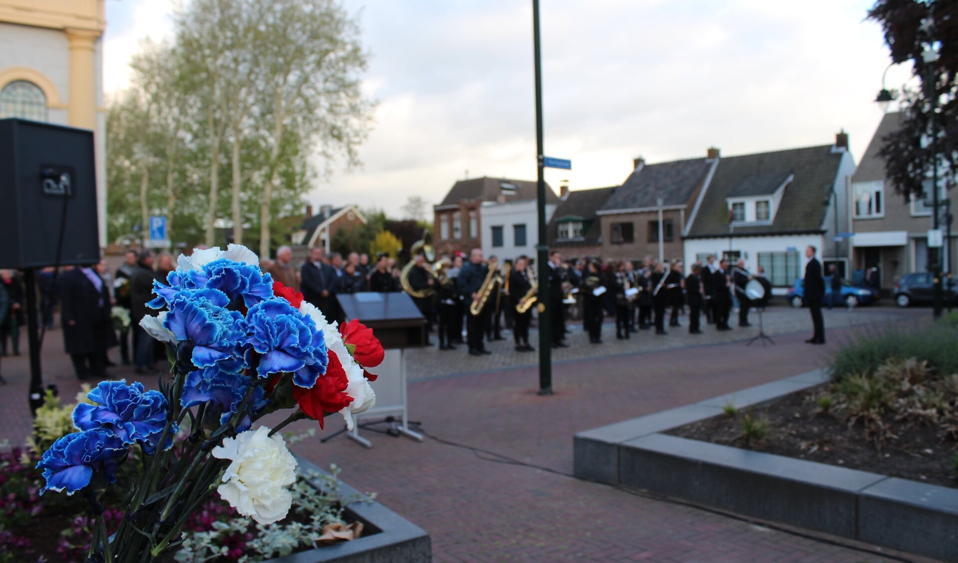 Iedere deelnemer ontving van de Scouting Steenbergen een anjer in de kleur van de Nederlandse vlag om bij de graven te leggen aan de Nassaulaan.