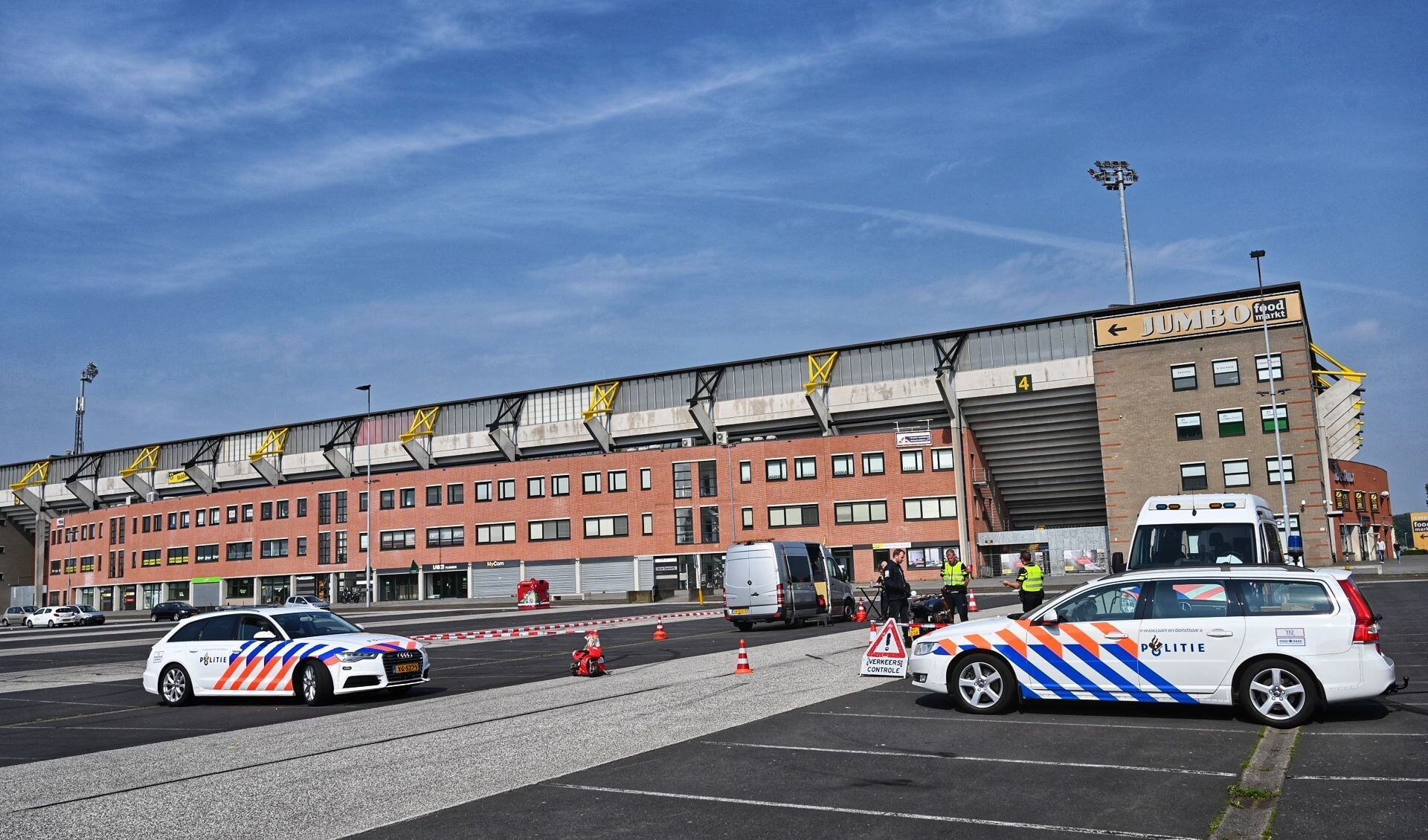 De politie controleert verkeer bij het NAC Stadion. 