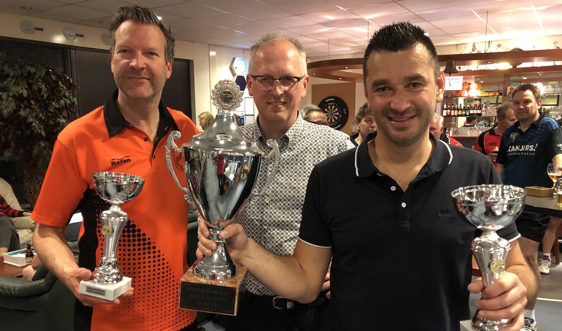 De winnaars Marco Stad en Nico de Hoon hebben zojuist uit handen van Frank Voermans de Remmerswaal Accountants Duocup ontvangen. FOTO LOU AANRAAD