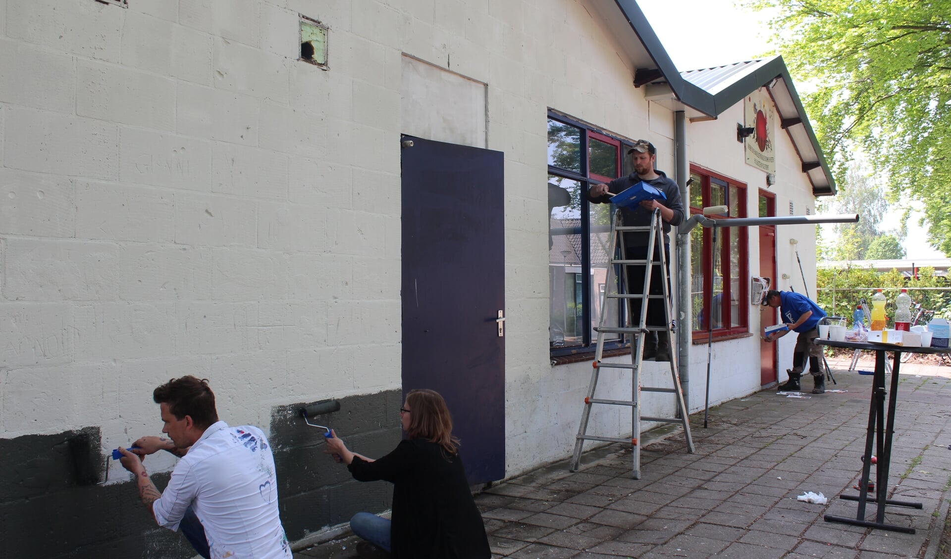 Vrijwilligers werken en schilderen hard door om het dorpshart van Welberg een nieuwe uitstraling te geven. FOTO CLAUDIA KOOLE