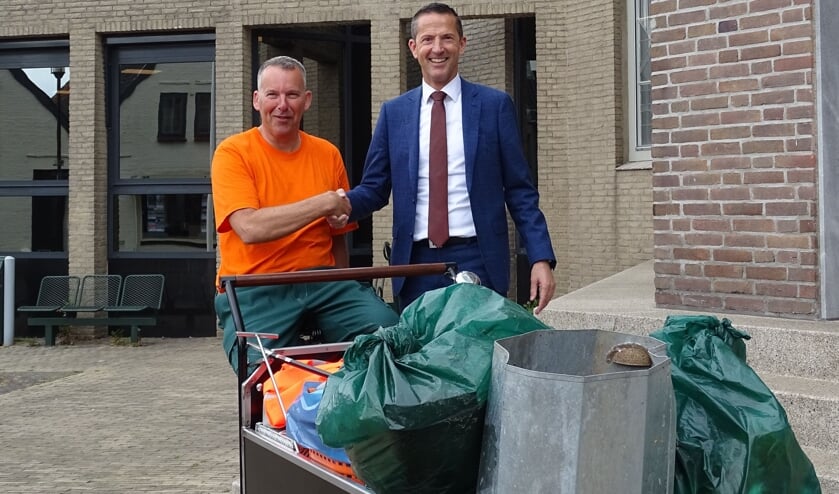 Robin Valentijn en wethouder Jon Herselman van de gemeente Kapelle.
