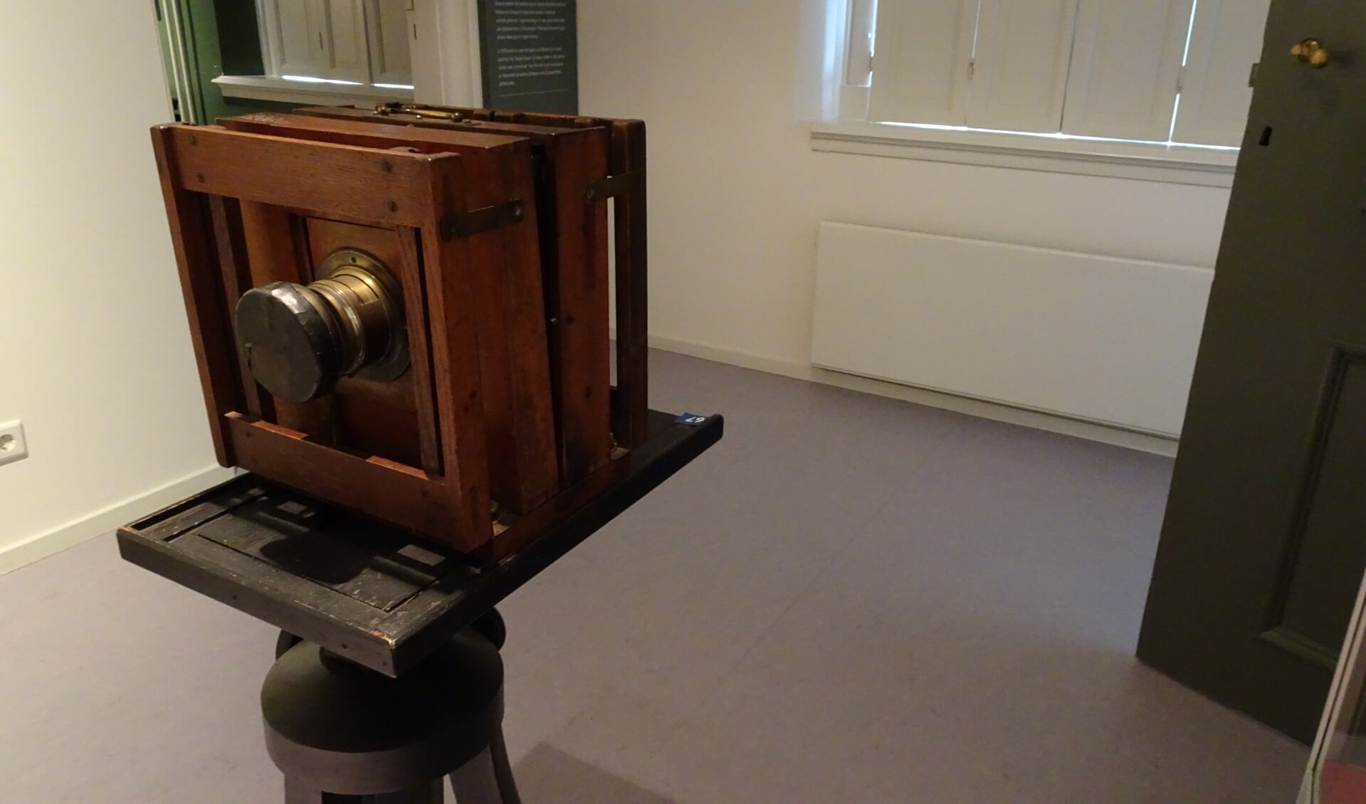 Een oud fototoestel dat te zien is in het Tongerlohuys
