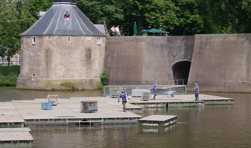 In het Spanjaardsgat worden de pontons voor het Jazz festival en het Spanjaardsgat Festival.