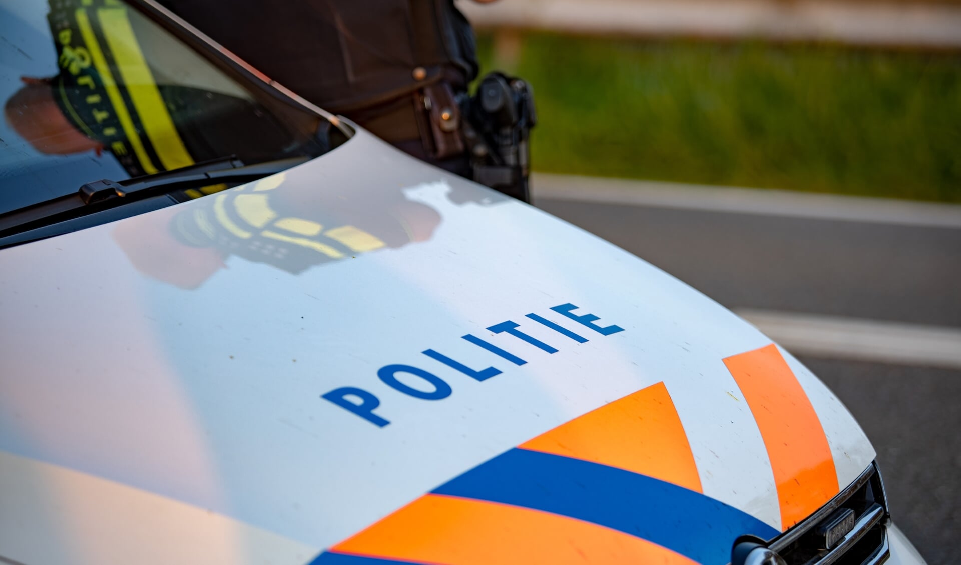 De politie zoekt in de omgeving naar de straatrovers. 