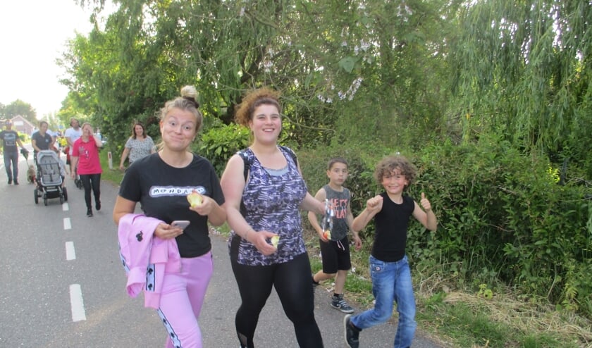 Sfeerimpressie van de avondvierdaagse in Fijnaart.