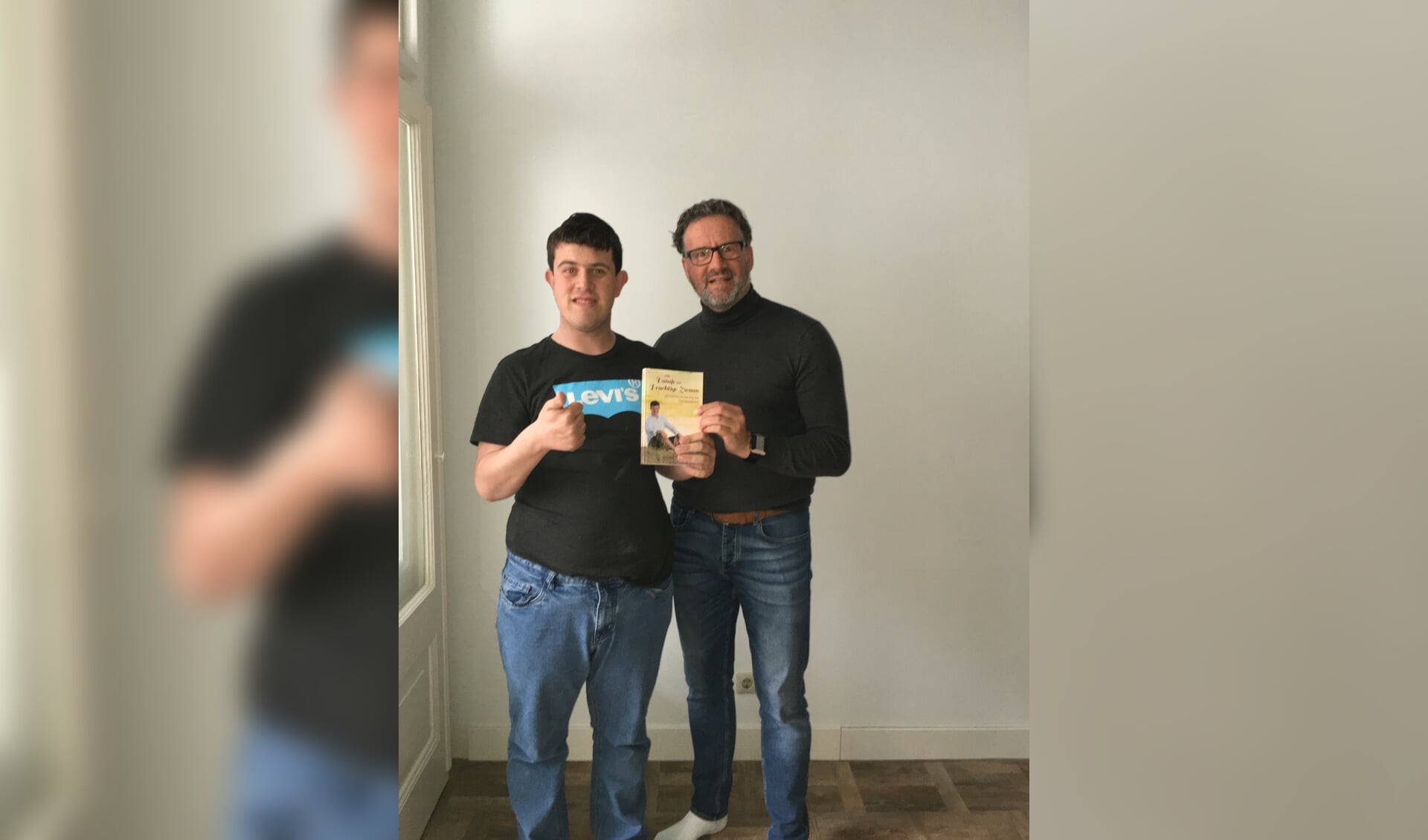 Jari Dons en zijn vader Michel zijn trots op het boek. FOTO PRIVEBEZIT 