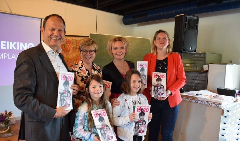 Vlnr Jan Paantjes, Miranda de Vries, Hilda Vliegenthart, Colinda Vergouwen. Op voorgrond Amber Janssen en Jans van Baal.
FOTO STELLA MARIJNISSEN