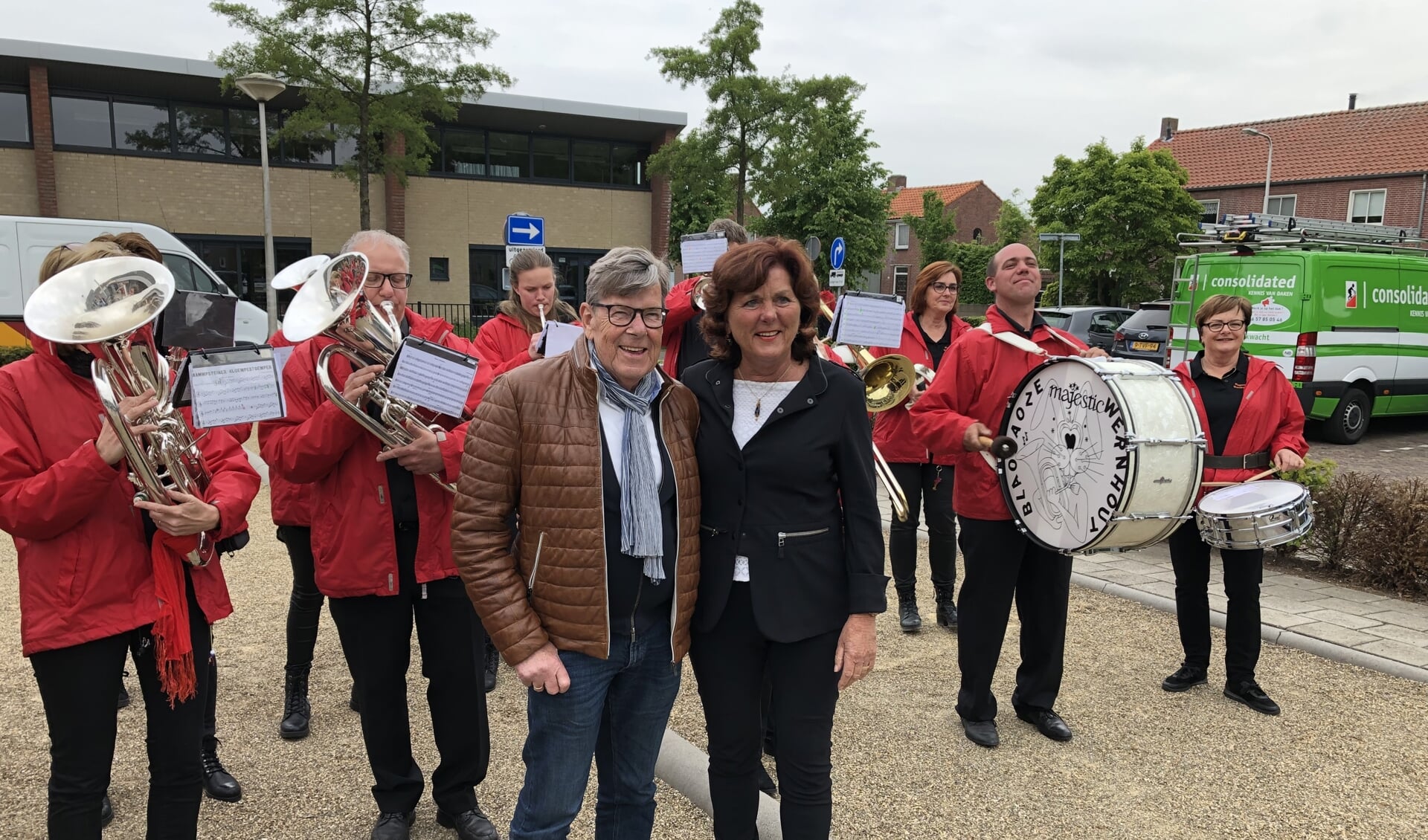 Burgemeester Leny Poppe de Looff werd samen met haar man Piet verwelkomd in Wernhout door de Blaosaoze.