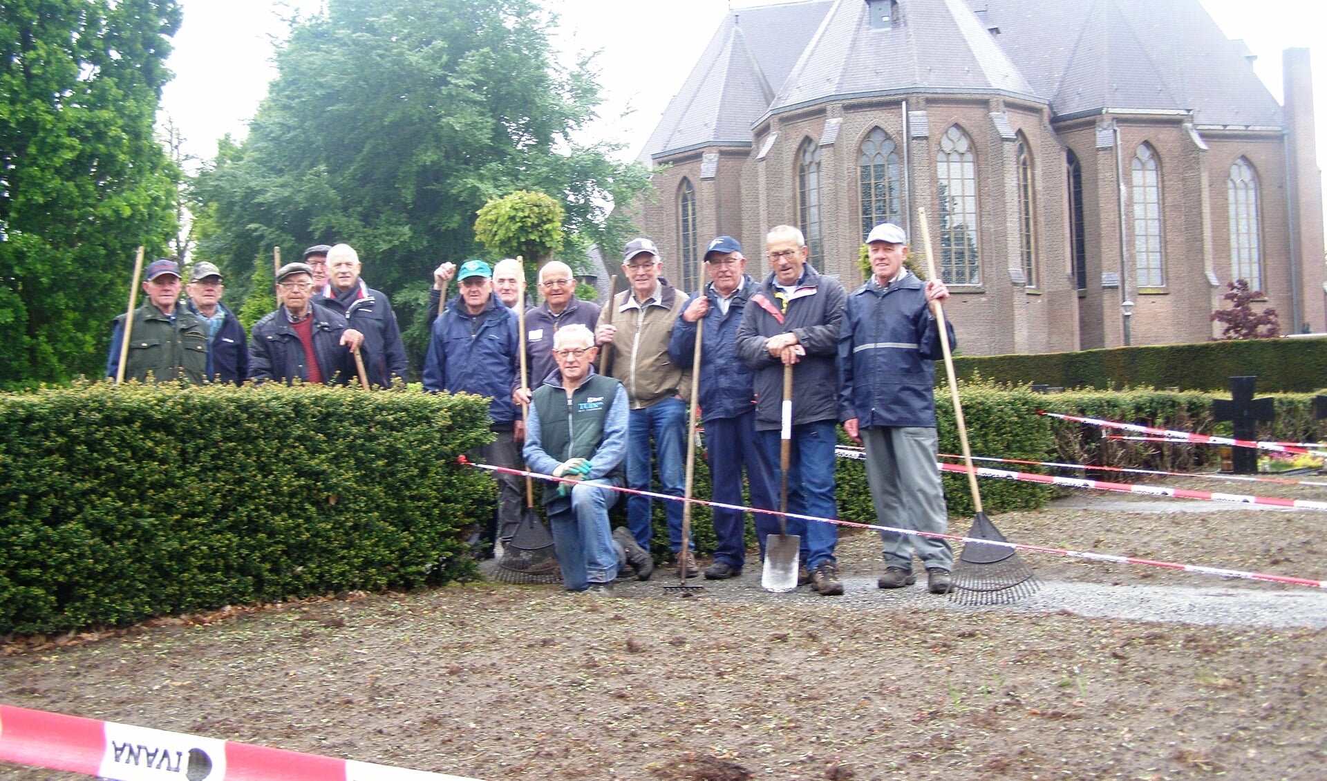 De vrijwilligers die de begraafplaats het hele jaar door onderhouden. 