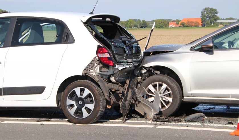 Twee auto's op de Deltaweg zijn zwaar beschadigd geraakt.