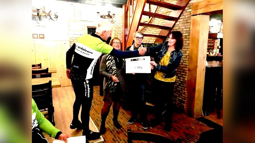 Uitreiking van de cheque aan Stichting Happynezz.