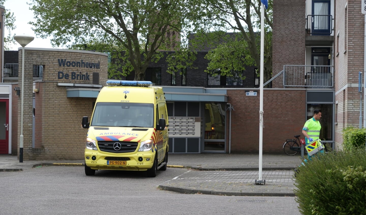 De ambulance is ter plekke gekomen voor de gewonde zoon. 