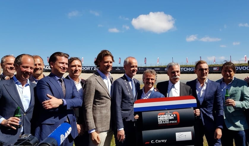 CEO Jeroen van Glabbeek van CM.com (vooraan tweede van links) bij de presentatie van de Formule 1-race van Zandvoort.