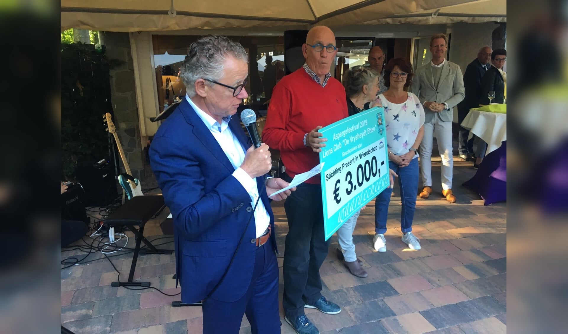 Jan Engbers krijgt de cheque van Lion Rijn Broere. FOTO LIONSCLUB DE VRYEHEYDT
