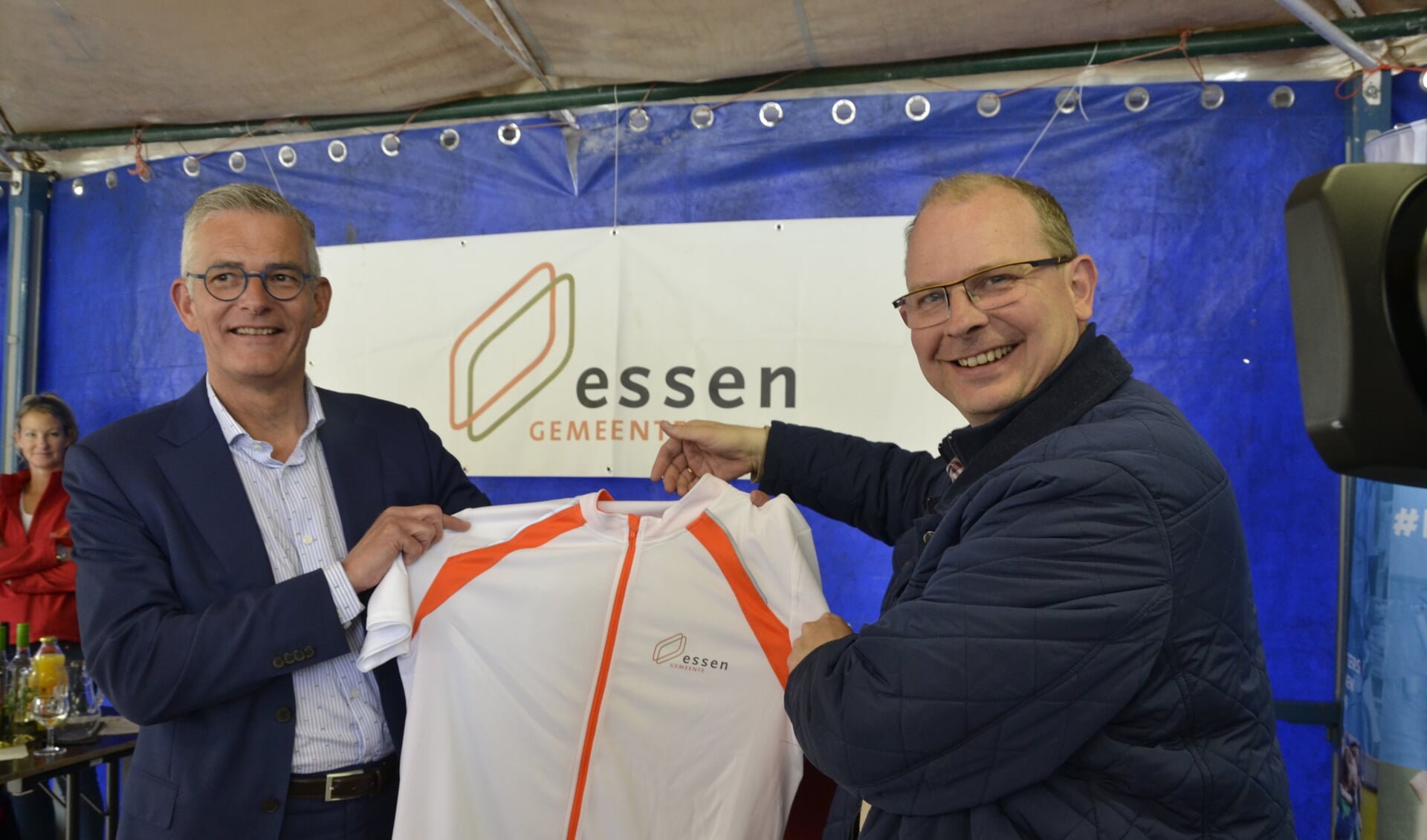 Wethouder René van Ginderen ontving namens de gemeente Essen een wielerjersey