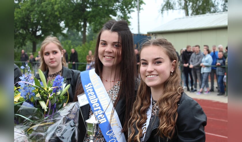 Meike Luijsterburg overhandigt de sjerp Miss Kleine Tour Steenbergen aan de nieuwe Miss Kleine Tour Steenbergen 2019 Marit Heshof.