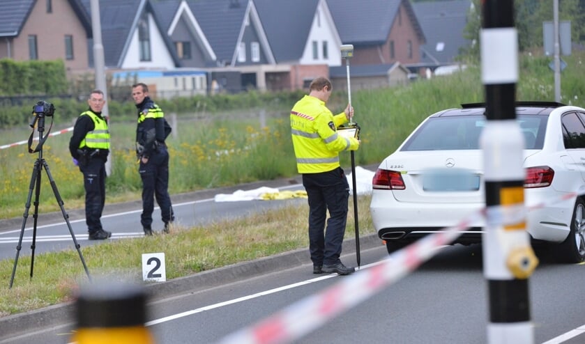 Een fietser is omgekomen na een aanrijding met een taxi.